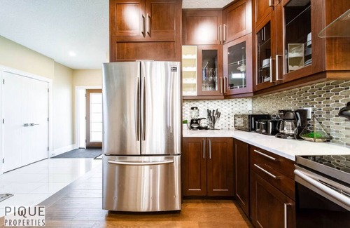 Jasper Place Hotel | Summer Haven-HotTub-FireTable-King Bed-BBQ-Sleeps8
