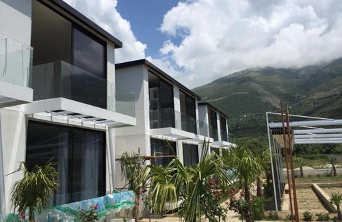 Qazim Pali Hotel | Summer Land