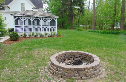Granger House | Summer or gametime! Historic, updated w/2 Ensuites! 7 real beds. ND close by!
