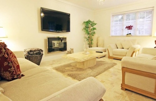 Kennington Cottage | Summer Place - Luxury 3 bedrooms and 3 bathrooms, five star standard throughout!