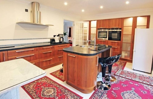 Kennington Cottage | Summer Place - Luxury 3 bedrooms and 3 bathrooms, five star standard throughout!