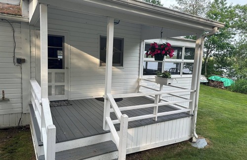 Auburn Cottage | Summer Retreat at Taylor Pond