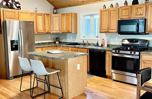 Madison House | Summer Retreat in the White Mountains; Private Lakes & Hiking.