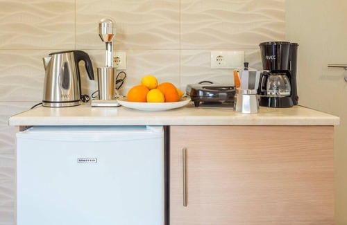 Kalamata House | Summer Rose Garden Getaway - A step to the Beach
