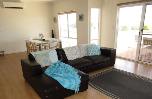 Para Wurlie House | Summer Shack ~ Spacious, Sea Glimpses from Balcony!
