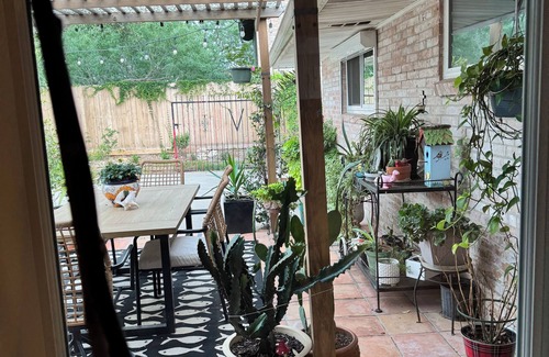 Bay Area House | Summer Space. Private bedroom/shared spacious bathroom @ "Casa de Conchis"