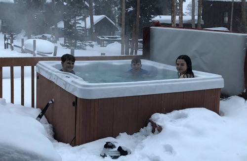 Weisshorn Apartment | Summer Spec ONLY 295 night 2 BR 2 BA, Hot Tub, Deck, 1/2 Mi Town, parking!