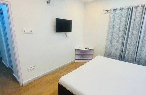 Chhota Shimla Bed & Breakfast | Summer Suite workstation near mall - road walkablenn