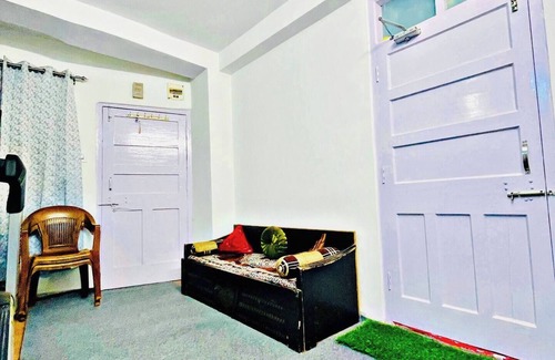 Chhota Shimla Bed & Breakfast | Summer Suite workstation near mall - road walkablenn