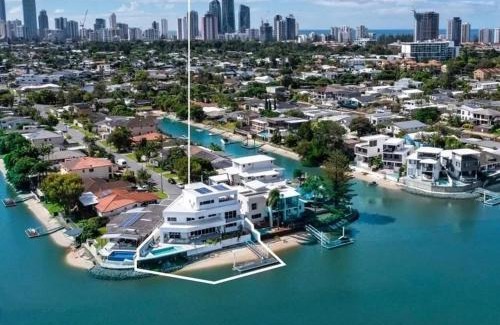 Broadbeach Waters House | Summerland luxury house in Broadbeach Waters
