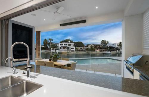 Broadbeach Waters House | Summerland luxury house in Broadbeach Waters