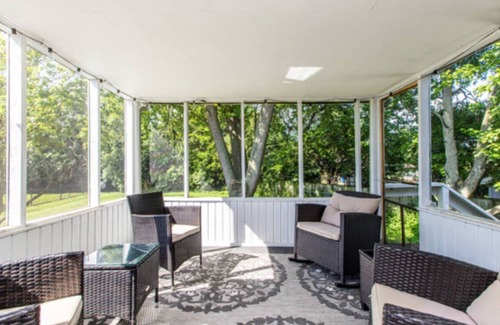 Bloomington House | SummerRidge Retreat with 5 bedrooms