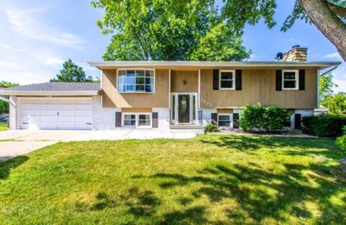 Bloomington House | SummerRidge Retreat with 5 bedrooms