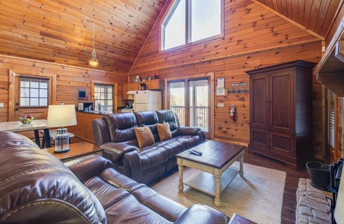 Sevierville Cabin | Summertime Swims & Lake Fun, Fall Cocoa by the Fireplace & Year-Round Hot Tub Dips - Lakeview Pointe