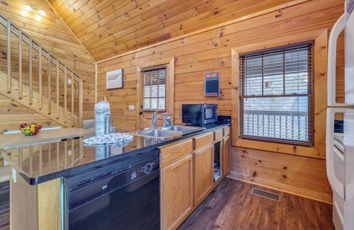 Sevierville Cabin | Summertime Swims & Lake Fun, Fall Cocoa by the Fireplace & Year-Round Hot Tub Dips - Lakeview Pointe