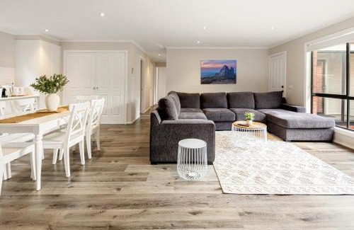 Delahey House | Summery 3BR Home by Mel Airport, CBD & Watergardens