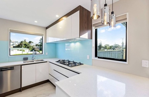 Mount Roskill House | Summit Crest Townhouse with Parking and Air-con