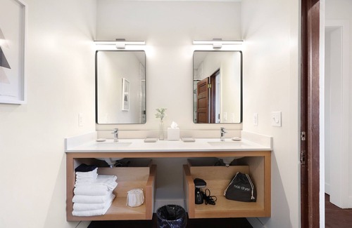 Mount Shasta Hotel | Summit Lofts, View of Mt Shasta, King Bed, #205