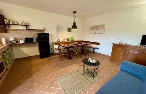 Montescudaio Apartment | Sun Cottage in Tuscany Hillside Near the Sea, Ultra WiFi and Parking