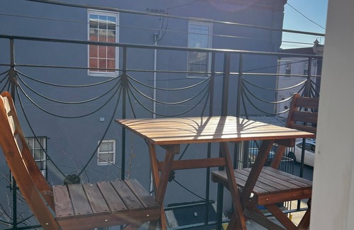 South Philadelphia Apartment | Sun Drenched 2 Bedroom w/Balcony & Laundry!