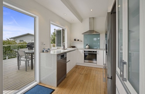 Leigh Cottage | Sun-drenched Bach - Leigh Holiday Home