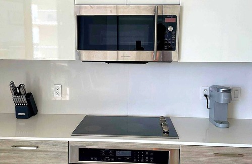 Midtown House | Sun-drenched, Luxe, Corner Unit: Expansive balcony and Bay Views (3 Br/3B)