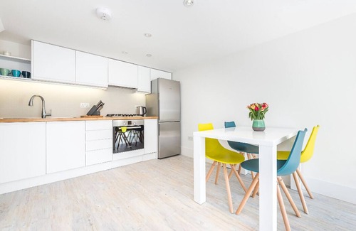 Chiswick House | Sun-Filled, Contemporary 1 BDR House in Chiswick