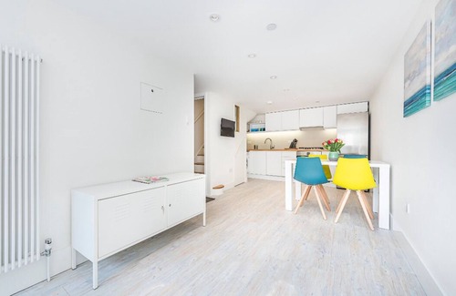 Chiswick House | Sun-Filled, Contemporary 1 BDR House in Chiswick