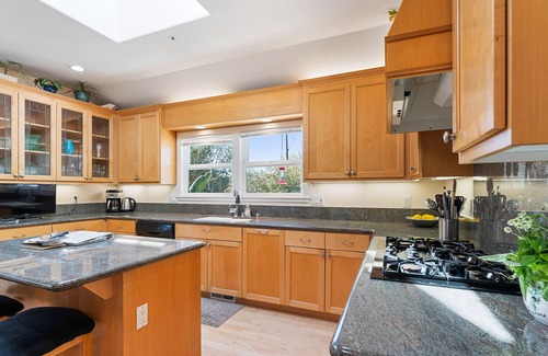 Opal Cliffs House | SUN,SURF & RELAXATION@n26thAVE BEACH HOUSE/HOT TUB/PRIVATE YARDS GREAT LOCATIONn