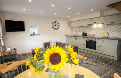 Acrefair Cottage | SUN TREVOR BARN 1, pet friendly, with hot tub in Llangollen