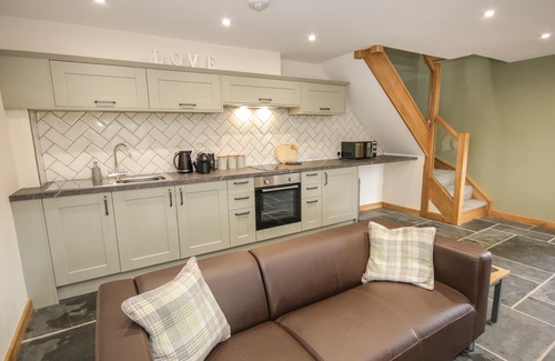 Acrefair Cottage | SUN TREVOR BARN 1, pet friendly, with hot tub in Llangollen