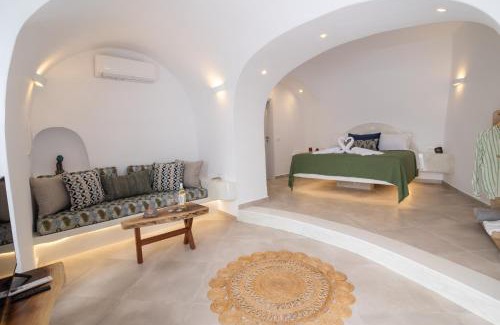 Finikia Apartment | Sunborn Oia Suites