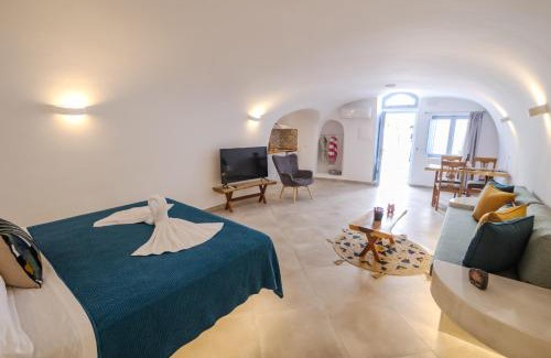 Finikia Apartment | Sunborn Oia Suites