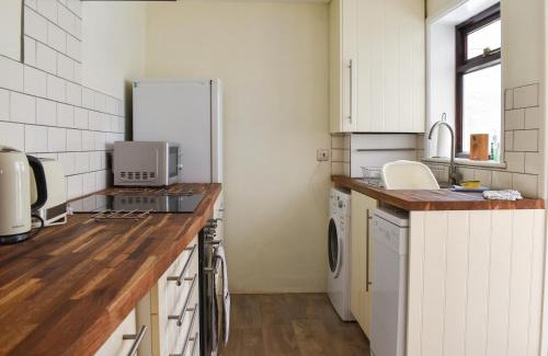 Clanfield House | Sunbury Cottage