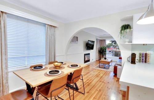 Sunbury House | Sunbury large family home pet friendly airport