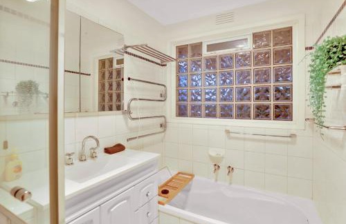 Sunbury House | Sunbury large family home pet friendly airport
