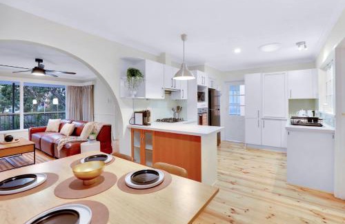 Sunbury House | Sunbury large family home pet friendly airport