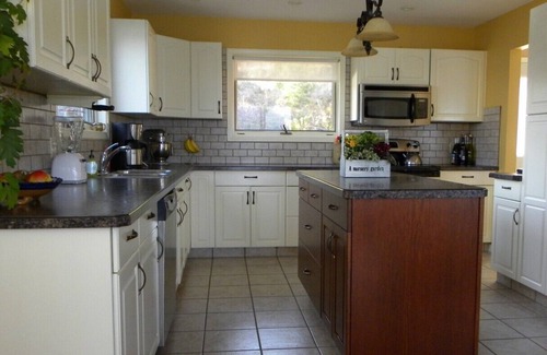 Central Okanagan House | Suncrest Suite - POOL & SPECTACULAR LAKEVIEWS