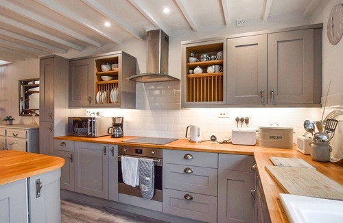 Banbury Cottage | Suncroft - sleeps 8 guests in 3 bedrooms
