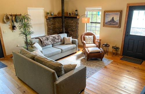 Mountainburg Cabin | Sundance Cabin: 20 acres w/hot tub + mountain view