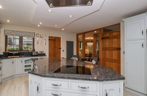 Raymonds Hill Cottage | SUNDOWNER COTTAGE, family friendly, with a garden in Axminster