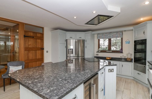 Raymonds Hill Cottage | SUNDOWNER COTTAGE, family friendly, with a garden in Axminster