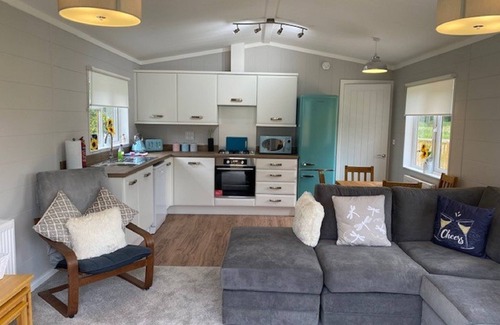 Ryther Apartment | Sunflower Lodge - Lodge with Hot Tub