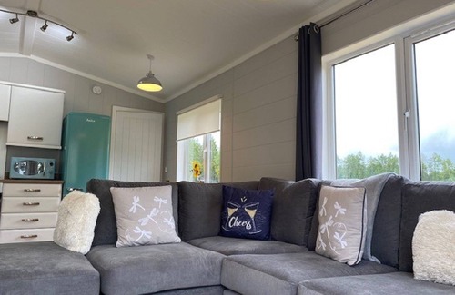 Ryther Apartment | Sunflower Lodge - Lodge with Hot Tub