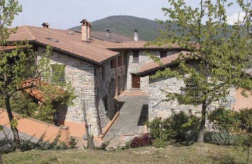 Fivizzano Apartment | "Sunflowers": Beautiful country apartment with pool, near Cinque terre