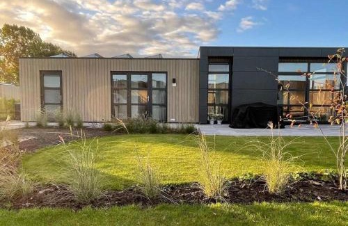 Enkhuizen Ski Chalet | "Sunkiss at the IJsselmeer"