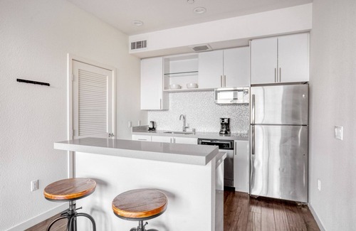 Southwest Berkeley Apartment | Sunlit Berkeley 1BR w/Gym, Roof & W/D, nr Amtrak, by Blueground