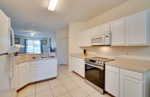 Sunset Ridge House | Sunlit Davenport Family Home w/Lanai & Gas Grill!