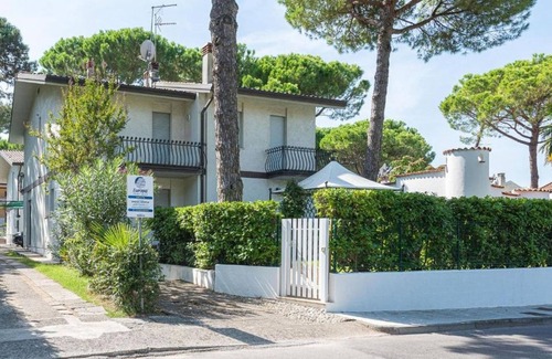 Lignano Pineta Villa | Sunlit detached villa with fenced garden