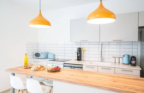 Tel Aviv Apartment | Sunlit Elegant 3BR Stay with Mamad